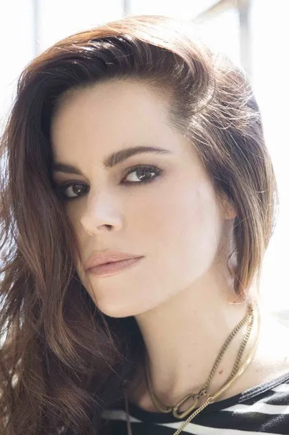Emily Hampshire portresi