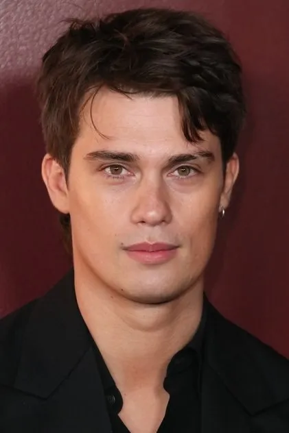 Nicholas Galitzine portresi