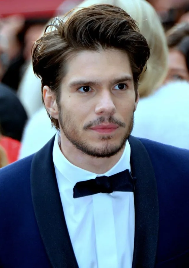 François Civil portresi