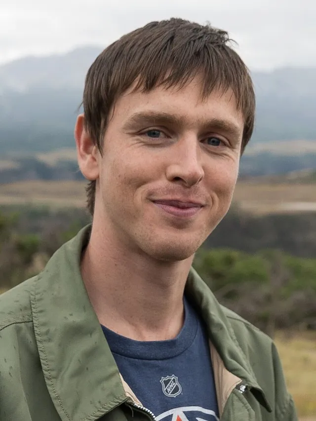 Harris Dickinson portresi