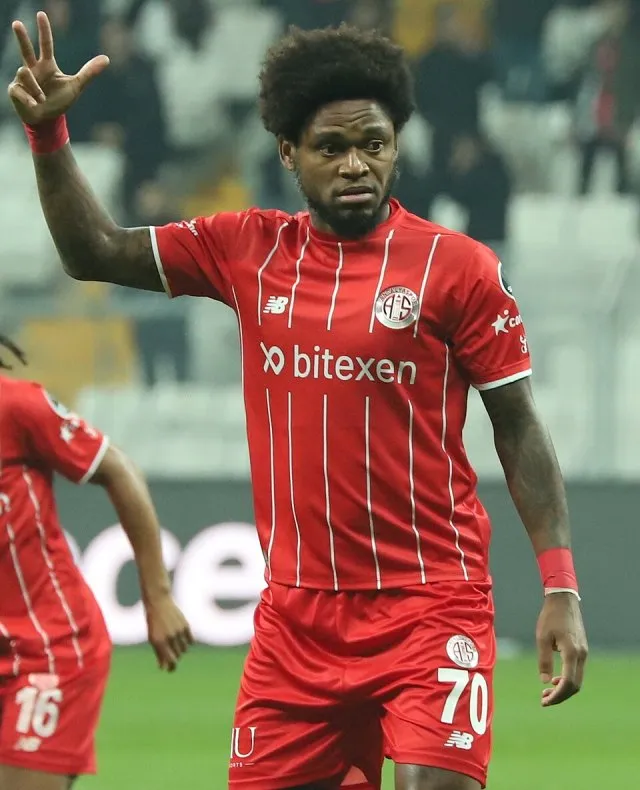 Luiz Adriano portresi