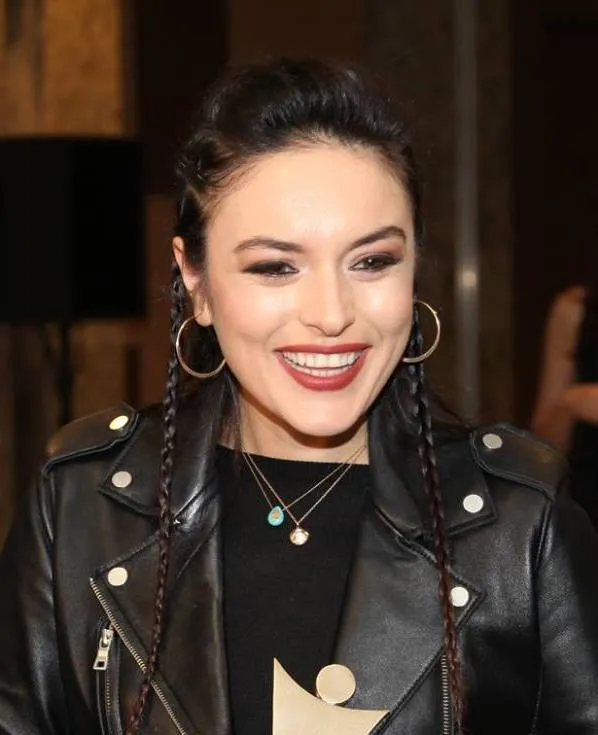 Ezgi Mola portresi