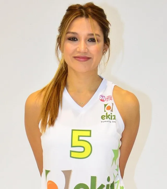 Esra Şencebe portresi