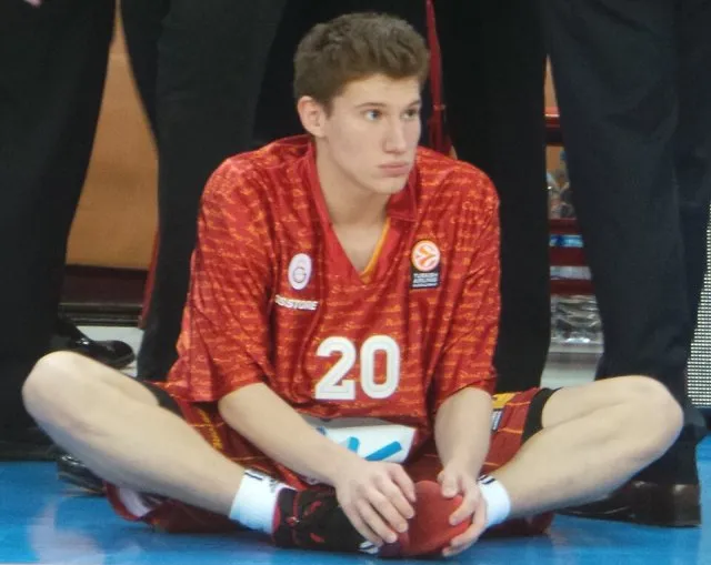 Kristijan Nikolov portresi