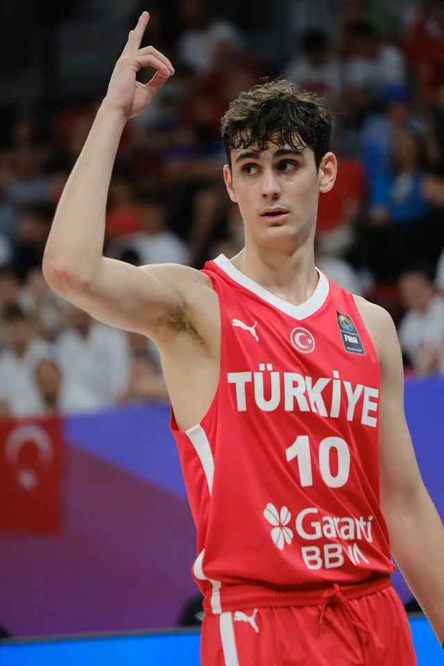 Ömer Kutluay portresi