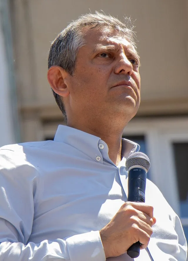 Özgür Özel portresi