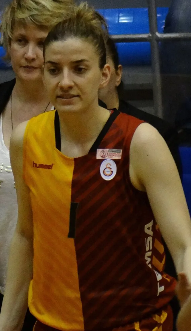 Özge Kavurmacıoğlu portresi