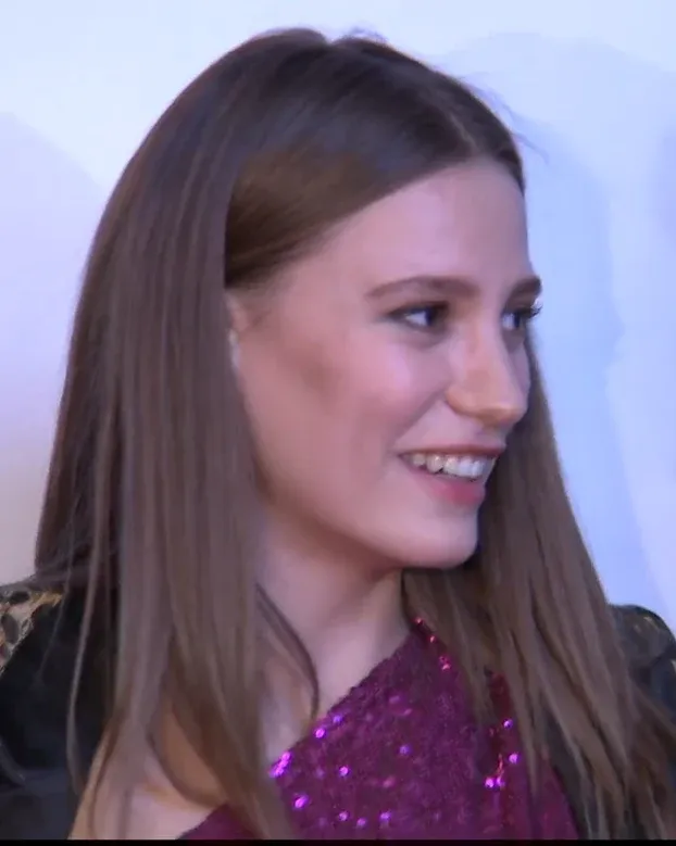 Serenay Sarıkaya portresi