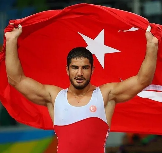 Taha Akgül portresi