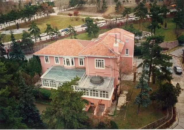Pembe Köşk (İsmet İnönü Evi) portresi