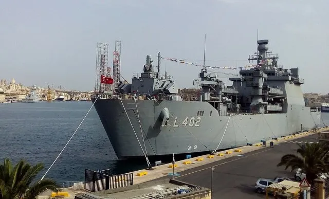 TCG Bayraktar (L-402) portresi