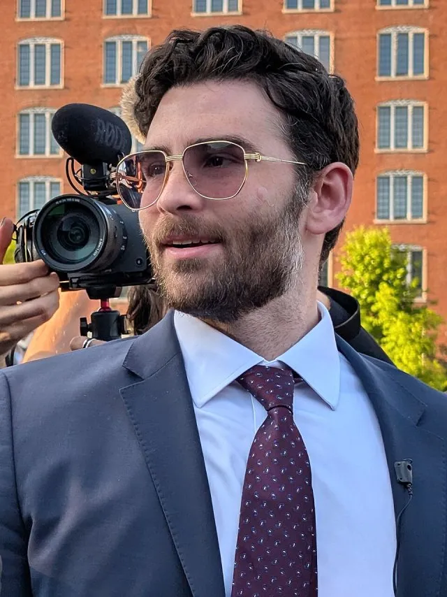 Hasan Piker portresi
