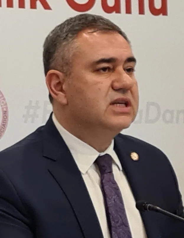 Arman Üney portresi