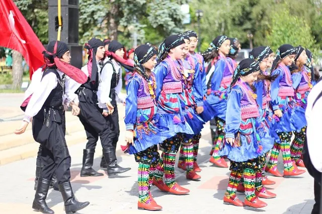 Türk halk oyunları portresi