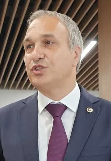 Suat Özçağdaş portresi