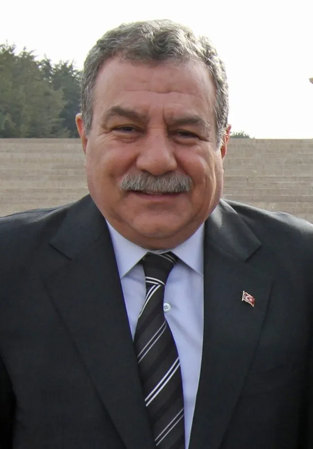 Muammer Güler portresi