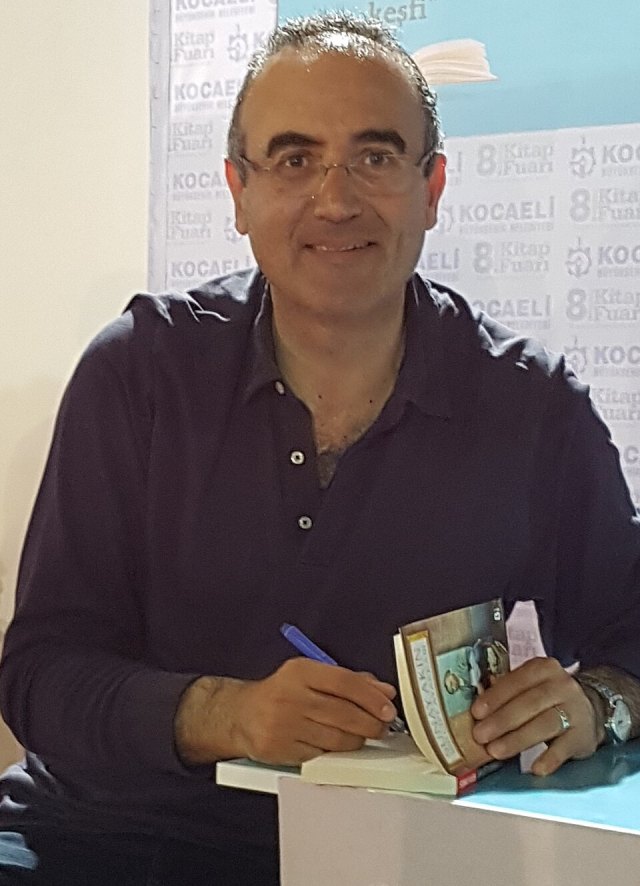 Sunay Akın portresi