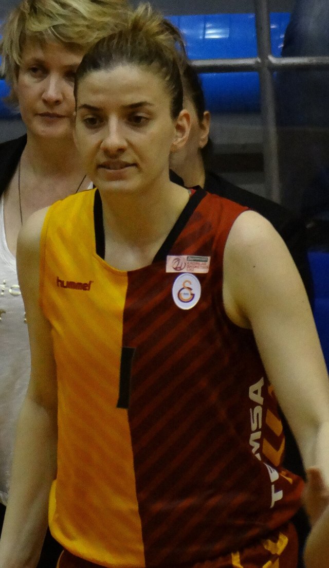 Özge Kavurmacıoğlu portresi