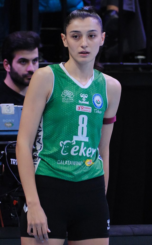 Buse Ünal portresi