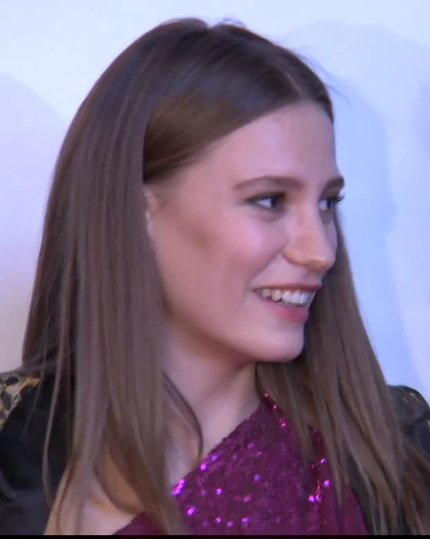 Serenay Sarıkaya portresi