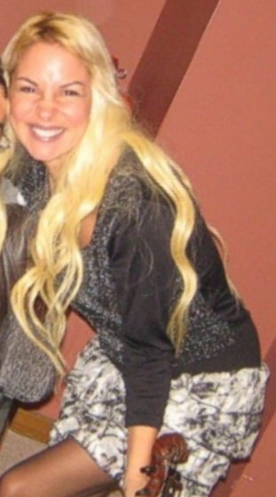 Ayça (şarkıcı) portresi
