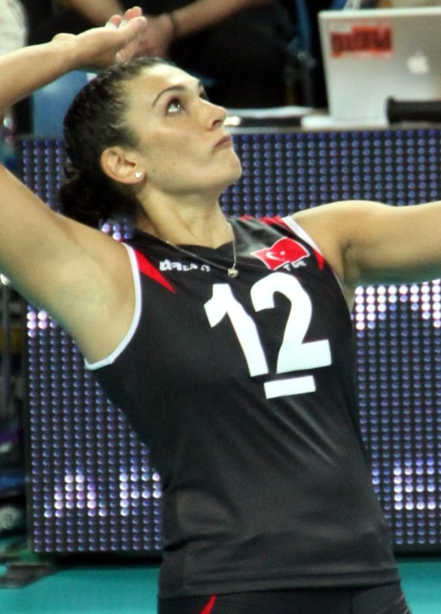 Esra Gümüş Kırıcı portresi