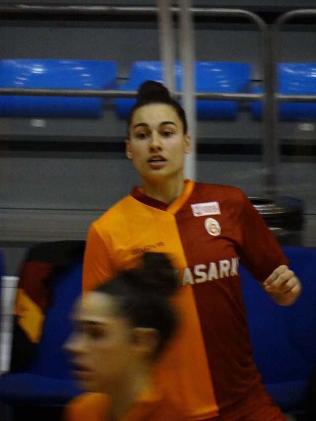 Sude Yılmaz portresi