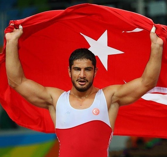 Taha Akgül portresi