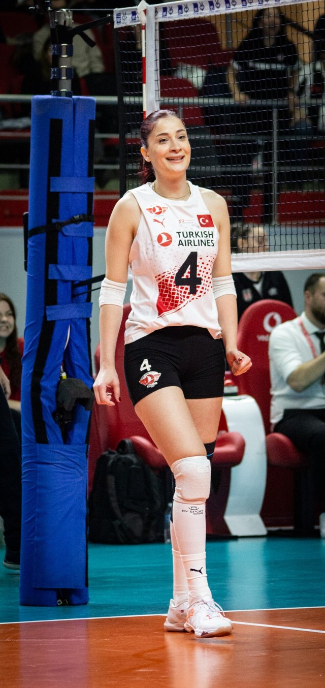 Tuğba Şenoğlu portresi