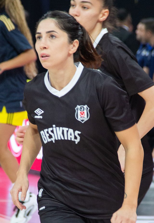 Özge Özışık portresi
