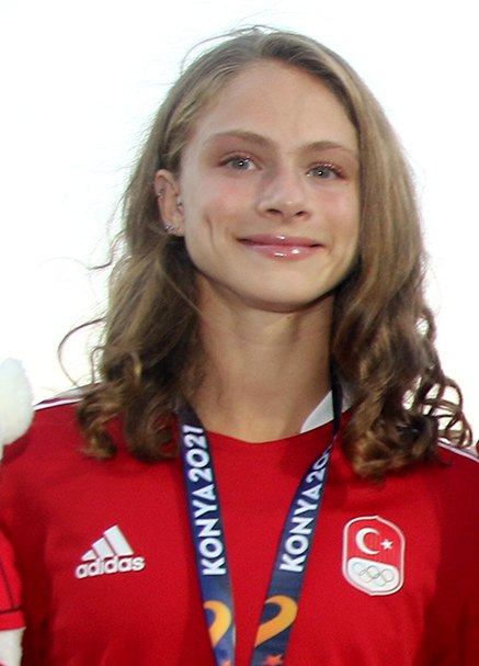 Simay Özçiftçi portresi