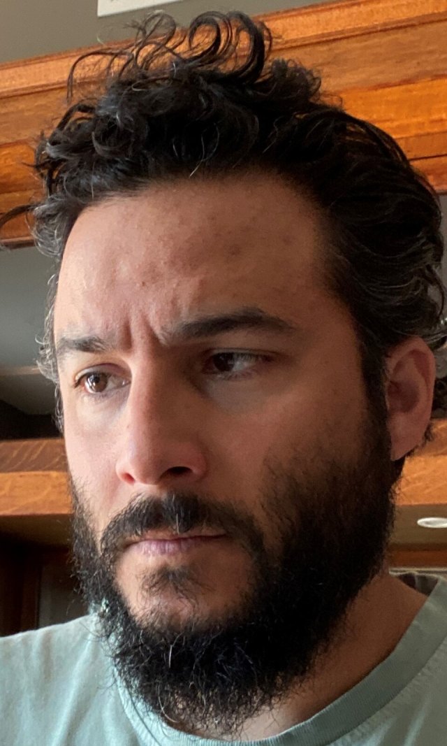Ennis Esmer portresi