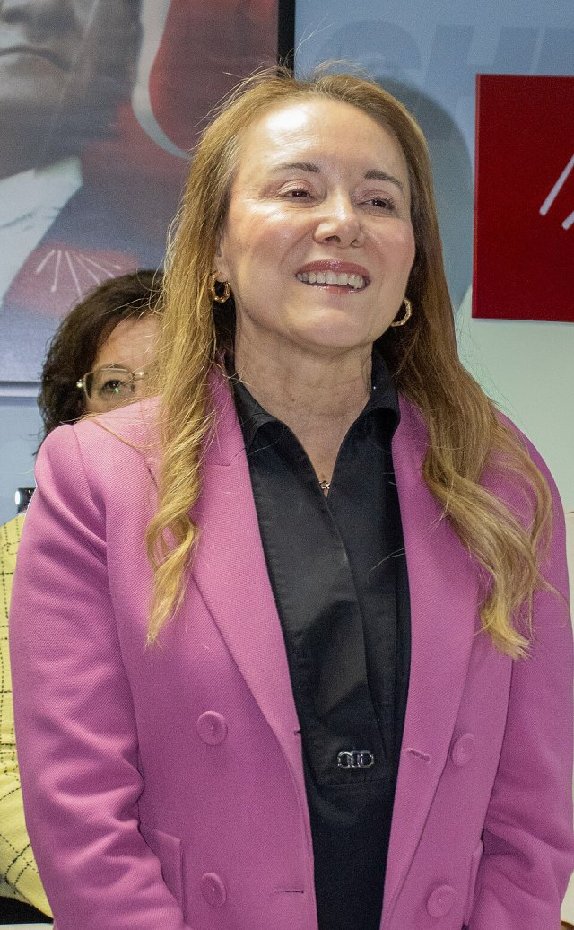 Nilüfer Çınarlı Mutlu portresi