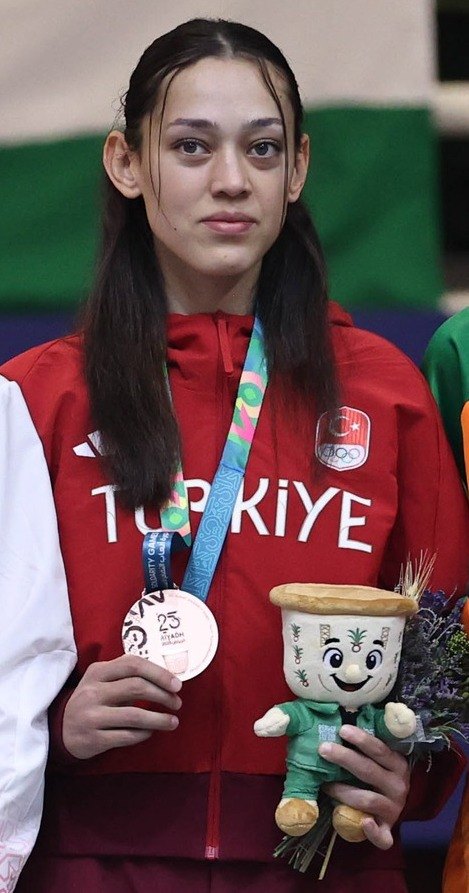 Emine Göğebakan portresi