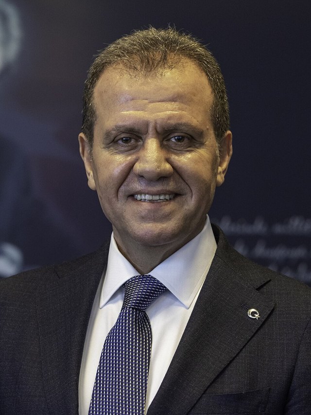 Vahap Seçer portresi
