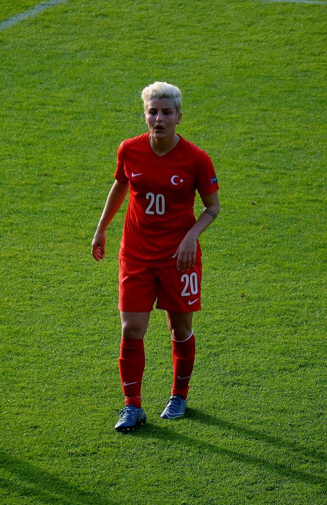 Cansu Yağ portresi