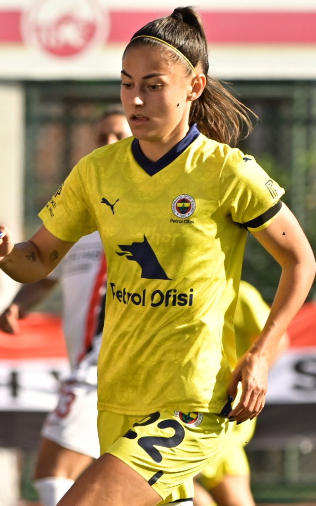 Ecem Cumert portresi