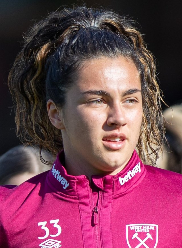 Halle Rose Pembe Şensizoğlu portresi