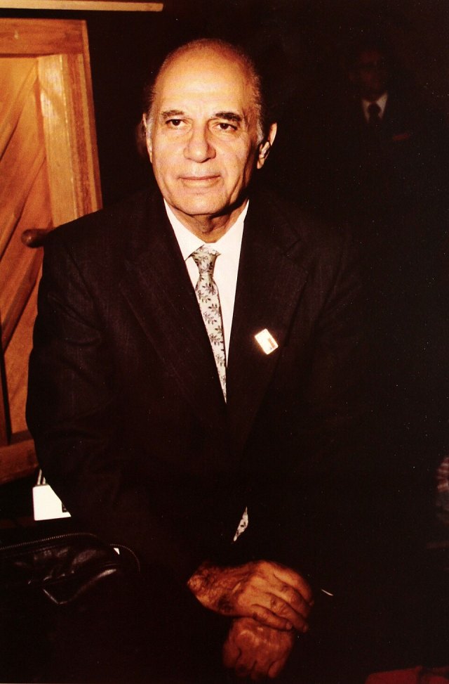 Leon Surmelian portresi