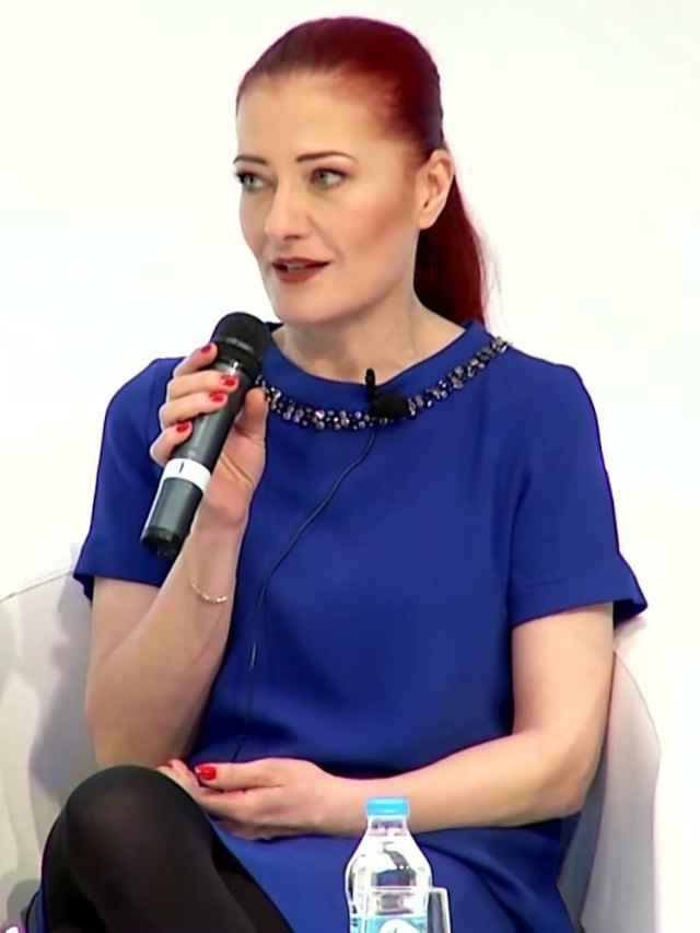 Candan Erçetin portresi