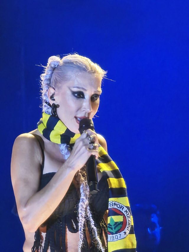Hande Yener portresi