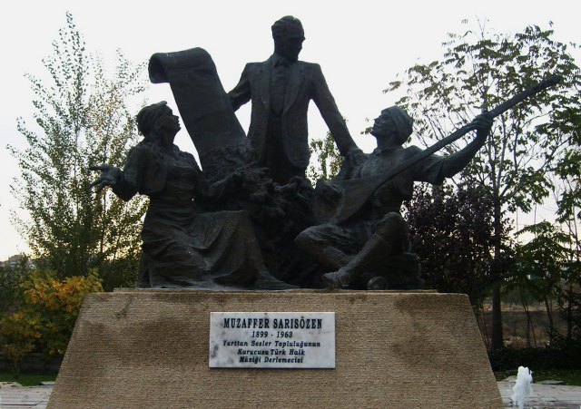 Muzaffer Sarısözen portresi