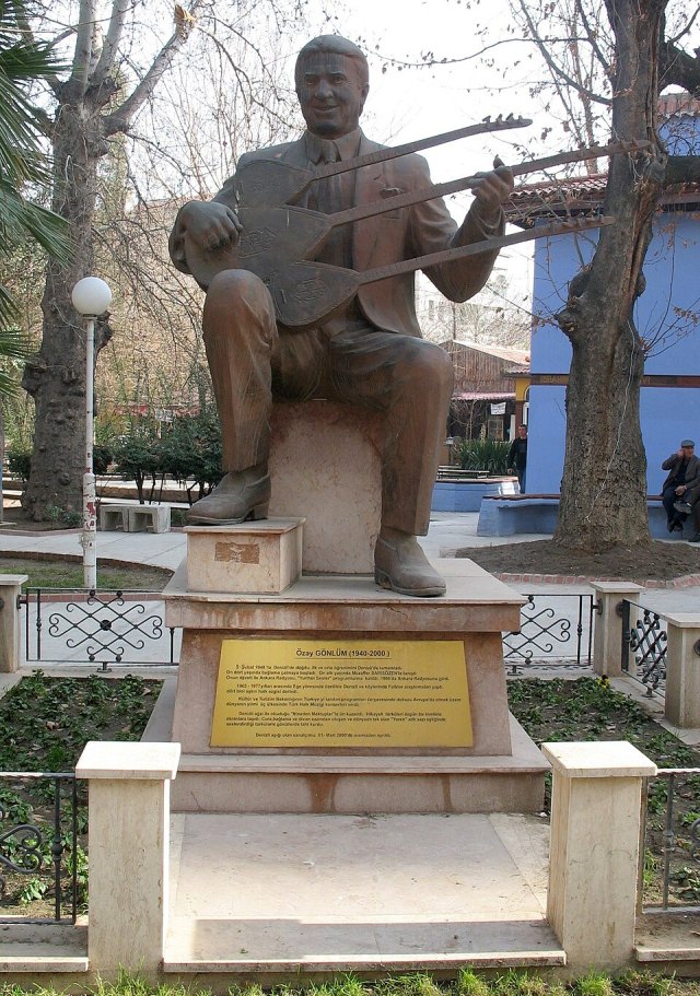 Özay Gönlüm portresi