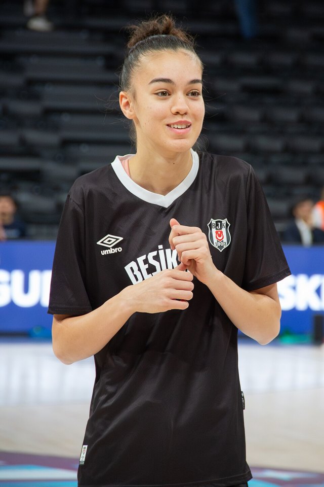 Esra Güvenç portresi